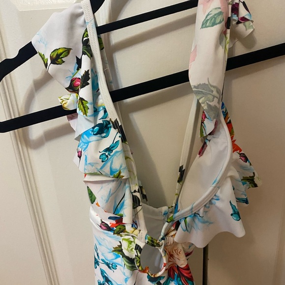 Capushe Swimsuit - Picture 7 of 10